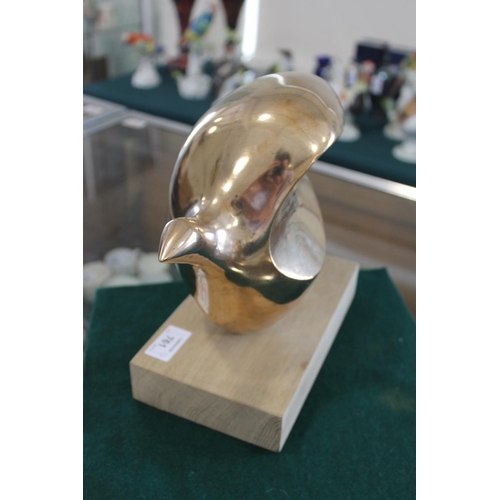 761 - BRONZE ABSTRACT SCULPTURE OF A BIRD a polished bronze abstract figure of a bird, mounted on a rectan... 