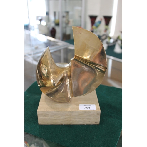 761 - BRONZE ABSTRACT SCULPTURE OF A BIRD a polished bronze abstract figure of a bird, mounted on a rectan... 