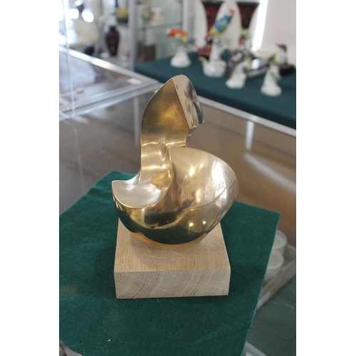 761 - BRONZE ABSTRACT SCULPTURE OF A BIRD a polished bronze abstract figure of a bird, mounted on a rectan... 