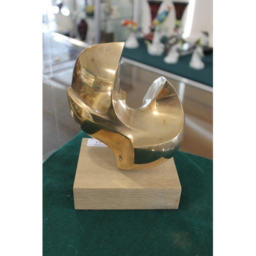 761 - BRONZE ABSTRACT SCULPTURE OF A BIRD a polished bronze abstract figure of a bird, mounted on a rectan... 