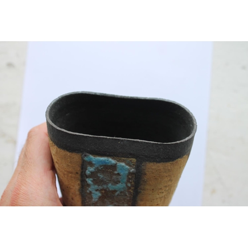 750 - ROBIN WELCH STUDIO POTTERY VASE a small stoneware vase of compressed form and circular base, with a ... 