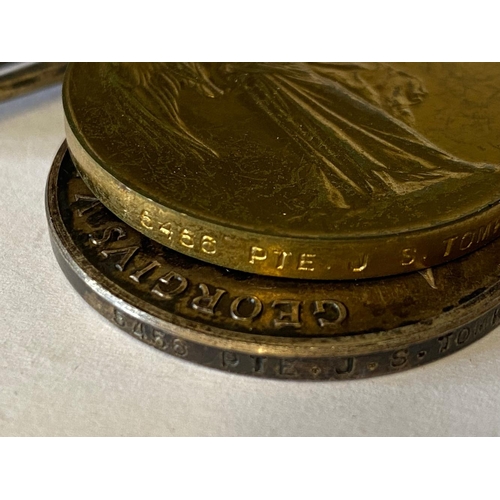 246 - A FIRST WORLD WAR PAIR AND MEMORIAL PLAQUE TO THE LONDON REGIMENT. A Great War pair comprising War M... 