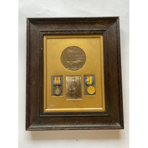 256 - A FIRST WORLD WAR PAIR AND PLAQUE TO THE NORTHUMBERLAND FUSILIERS. A Great War Pair comprising a War... 