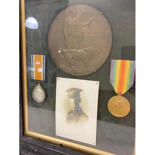 303 - A FIRST WORLD WAR PAIR AND PLAQUE TO THE KING'S ROYAL RIFLES. A Great War Pair comprising War Medal ... 