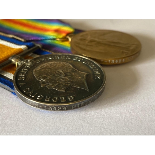 308 - A FIRST WORLD WAR PAIR AND MEMORIAL PLAQUE TO THE ARGYLL AND SUTHERLAND HIGHLANDERS. A Great War Pai... 