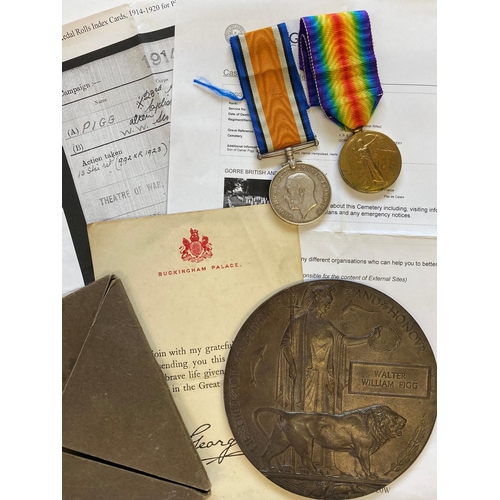 348 - A FIRST WORLD WAR PAIR AND MEMORIAL PLAQUE TO THE CAMERONIANS/CYCLIST CORPS. A Great War Pair compri... 