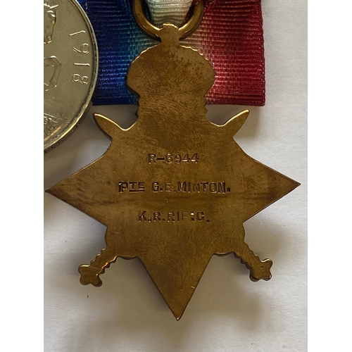 387 - A FIRST WORLD WAR TRIO AND MEMORIAL PLAQUE TO THE RIFLE CORPS. A Great War Trio comprising 1914-15 S... 