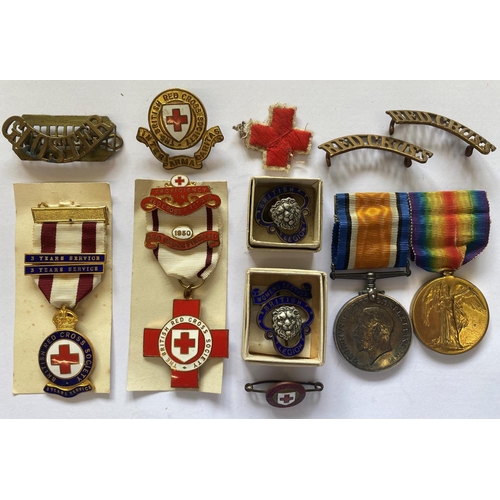 557 - A FIRST WORLD WAR PAIR AND A COLLECTION OF BADGES TO THE OXFORD AND BUCKS LIGHT INFANTRY. A Great Wa... 