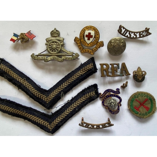 557 - A FIRST WORLD WAR PAIR AND A COLLECTION OF BADGES TO THE OXFORD AND BUCKS LIGHT INFANTRY. A Great Wa... 