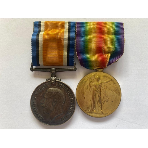 557 - A FIRST WORLD WAR PAIR AND A COLLECTION OF BADGES TO THE OXFORD AND BUCKS LIGHT INFANTRY. A Great Wa... 