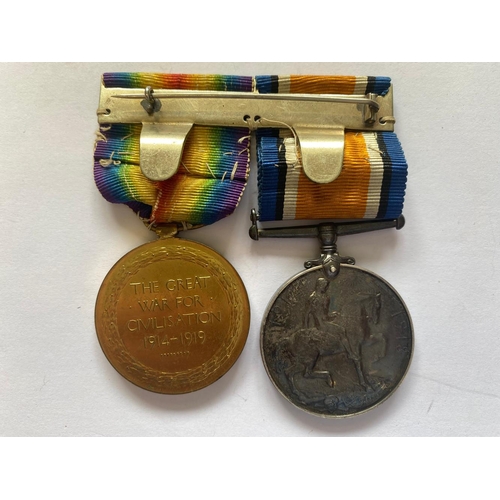 557 - A FIRST WORLD WAR PAIR AND A COLLECTION OF BADGES TO THE OXFORD AND BUCKS LIGHT INFANTRY. A Great Wa... 