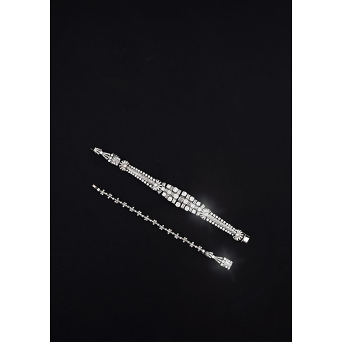 1201 - AN ART DECO DIAMOND NECKLACE. the centre section mounted with round brilliant-cut and baguette-cut d... 