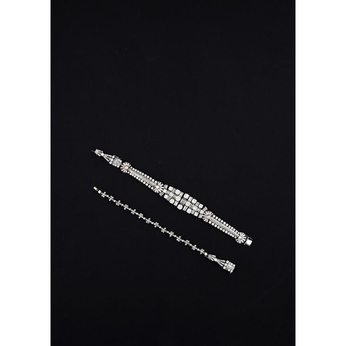 1201 - AN ART DECO DIAMOND NECKLACE. the centre section mounted with round brilliant-cut and baguette-cut d... 