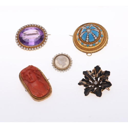 906 - A QUANTITY OF JEWELLERY IN BROWN LEATHER JEWELLERY BOX. including an amethyst and pearl cluster broo... 