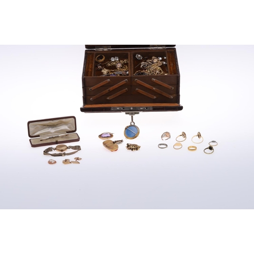 906 - A QUANTITY OF JEWELLERY IN BROWN LEATHER JEWELLERY BOX. including an amethyst and pearl cluster broo... 