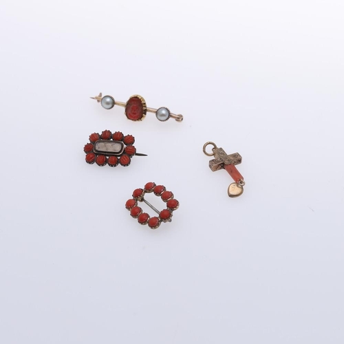 907 - A QUANTITY OF ASSORTED CORAL JEWELLERY IN BROWN LEATHER JEWELLERY BOX. a pair of Georgian drop earri... 