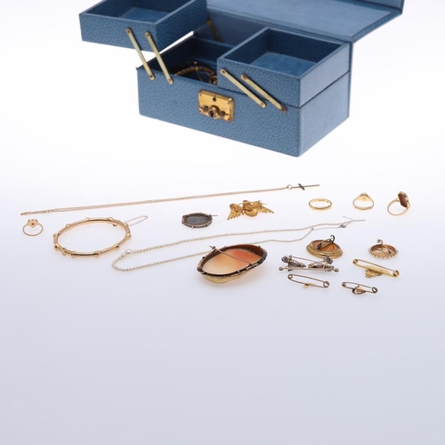 908 - A QUANTITY OF JEWELLERY IN BLUE LEATHER JEWELLERY BOX. including an 18ct gold signet ring, 4.3 grams... 