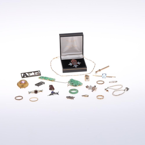 909 - A QUANTITY OF JEWELLERY. including a Victorian amethyst and gold brooch, a foliate engraved and pier... 