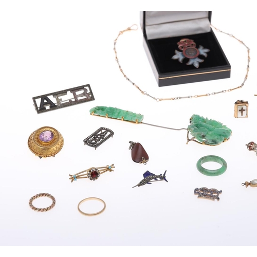 909 - A QUANTITY OF JEWELLERY. including a Victorian amethyst and gold brooch, a foliate engraved and pier... 