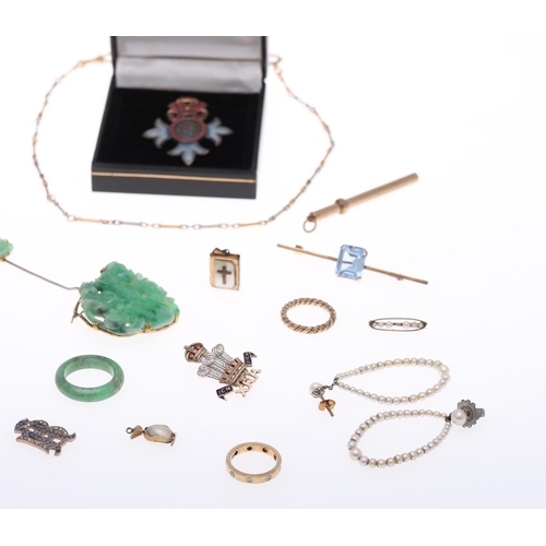 909 - A QUANTITY OF JEWELLERY. including a Victorian amethyst and gold brooch, a foliate engraved and pier... 