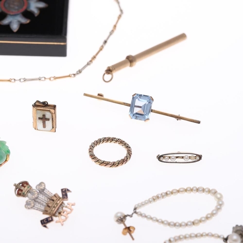 909 - A QUANTITY OF JEWELLERY. including a Victorian amethyst and gold brooch, a foliate engraved and pier... 