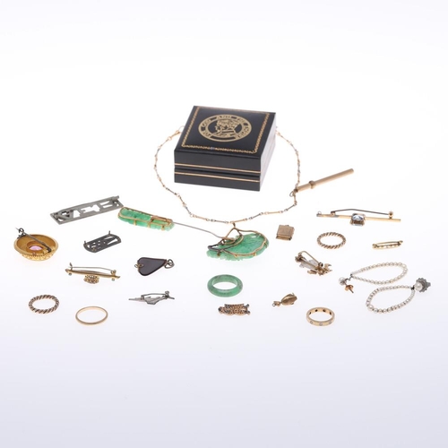 909 - A QUANTITY OF JEWELLERY. including a Victorian amethyst and gold brooch, a foliate engraved and pier... 