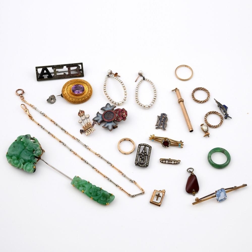 909 - A QUANTITY OF JEWELLERY. including a Victorian amethyst and gold brooch, a foliate engraved and pier... 