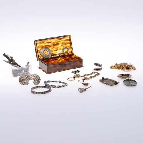 911 - A QUANTITY OF ASSORTED JEWELLERY. including assorted cruciform pendants and assorted silver and gilt... 