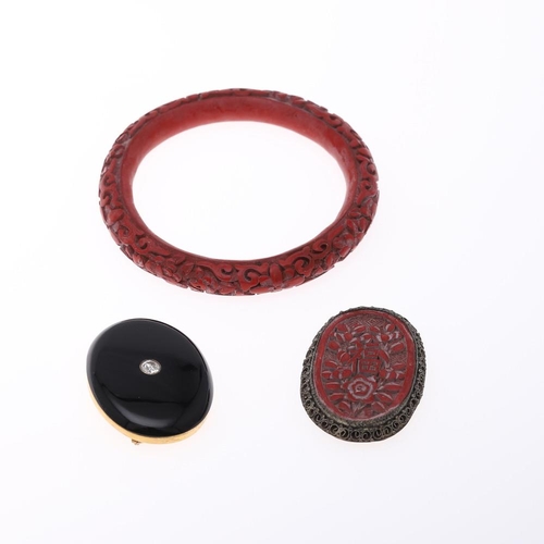 914 - A QUANTITY OF JEWELLERY. including a black onyx and diamond mourning brooch, a large citrine and gol... 