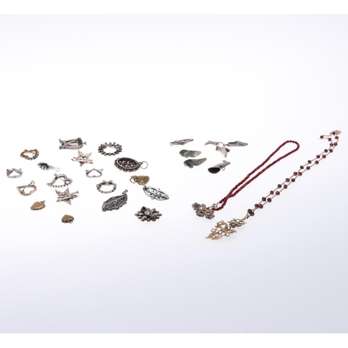 917 - A QUANTITY OF ASSORTED PASTE SET JEWELLERY. mainly brooches and pendants.  **BP 22.5% inc VAT + Lot ... 