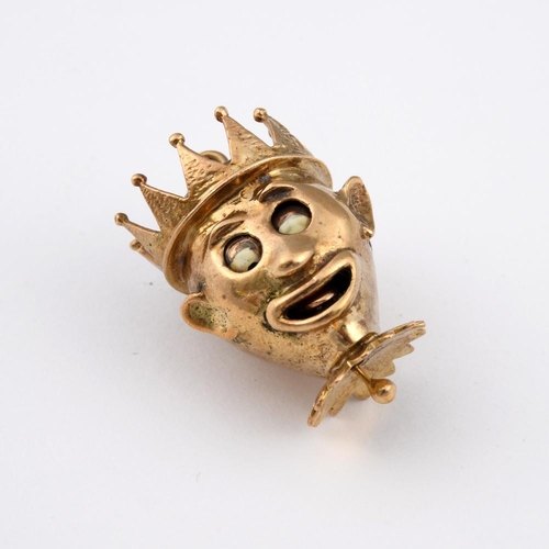 975 - A 9CT GOLD JESTER PENDANT. with pull-out mechanism to change expressions, 3cm long, 14.7 grams.  **B... 