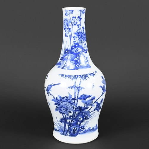 901 - 17THC CHINESE BLUE & WHITE TRANSITIONAL PORCELAIN VASE. A 17thc transitional vase with a slender tap... 