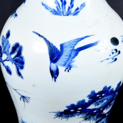 901 - 17THC CHINESE BLUE & WHITE TRANSITIONAL PORCELAIN VASE. A 17thc transitional vase with a slender tap... 