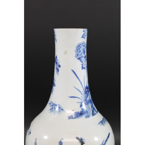 901 - 17THC CHINESE BLUE & WHITE TRANSITIONAL PORCELAIN VASE. A 17thc transitional vase with a slender tap... 