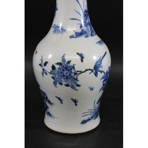 901 - 17THC CHINESE BLUE & WHITE TRANSITIONAL PORCELAIN VASE. A 17thc transitional vase with a slender tap... 