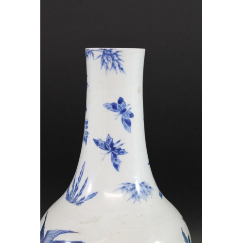 901 - 17THC CHINESE BLUE & WHITE TRANSITIONAL PORCELAIN VASE. A 17thc transitional vase with a slender tap... 