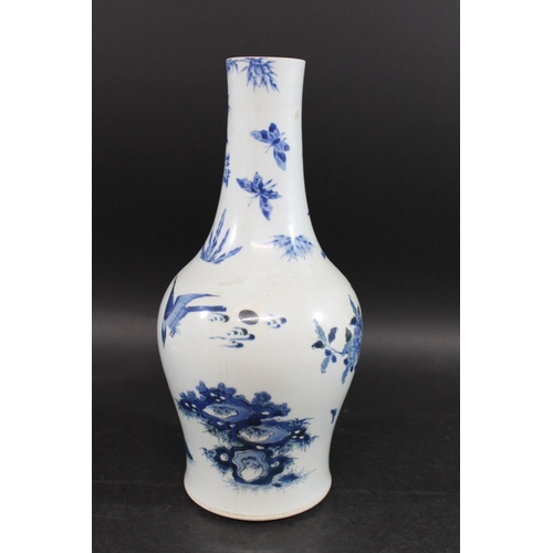 901 - 17THC CHINESE BLUE & WHITE TRANSITIONAL PORCELAIN VASE. A 17thc transitional vase with a slender tap... 