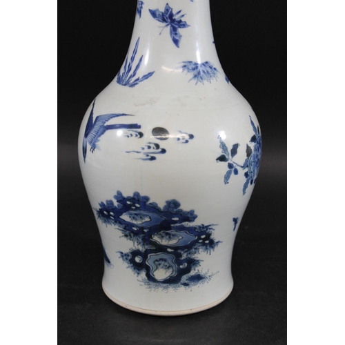 901 - 17THC CHINESE BLUE & WHITE TRANSITIONAL PORCELAIN VASE. A 17thc transitional vase with a slender tap... 