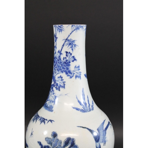 901 - 17THC CHINESE BLUE & WHITE TRANSITIONAL PORCELAIN VASE. A 17thc transitional vase with a slender tap... 