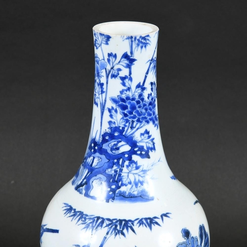 901 - 17THC CHINESE BLUE & WHITE TRANSITIONAL PORCELAIN VASE. A 17thc transitional vase with a slender tap... 