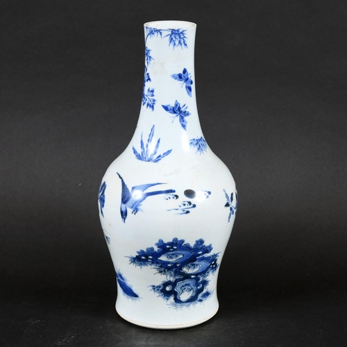 901 - 17THC CHINESE BLUE & WHITE TRANSITIONAL PORCELAIN VASE. A 17thc transitional vase with a slender tap... 