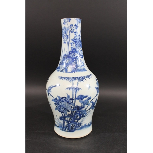 901 - 17THC CHINESE BLUE & WHITE TRANSITIONAL PORCELAIN VASE. A 17thc transitional vase with a slender tap... 