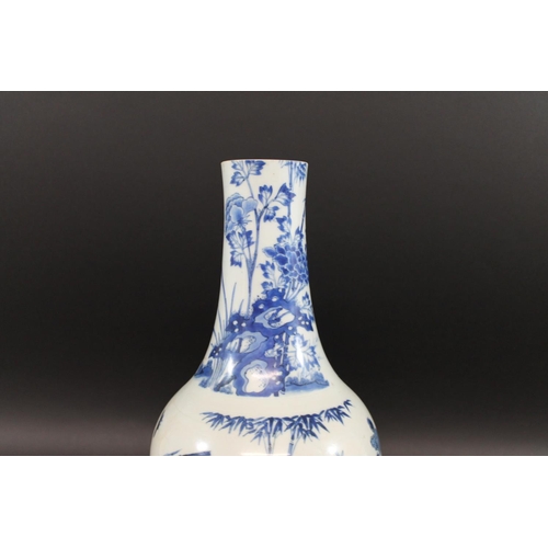 901 - 17THC CHINESE BLUE & WHITE TRANSITIONAL PORCELAIN VASE. A 17thc transitional vase with a slender tap... 