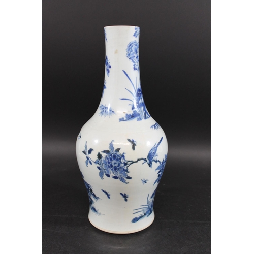 901 - 17THC CHINESE BLUE & WHITE TRANSITIONAL PORCELAIN VASE. A 17thc transitional vase with a slender tap... 