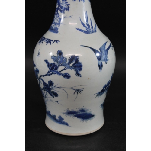 901 - 17THC CHINESE BLUE & WHITE TRANSITIONAL PORCELAIN VASE. A 17thc transitional vase with a slender tap... 