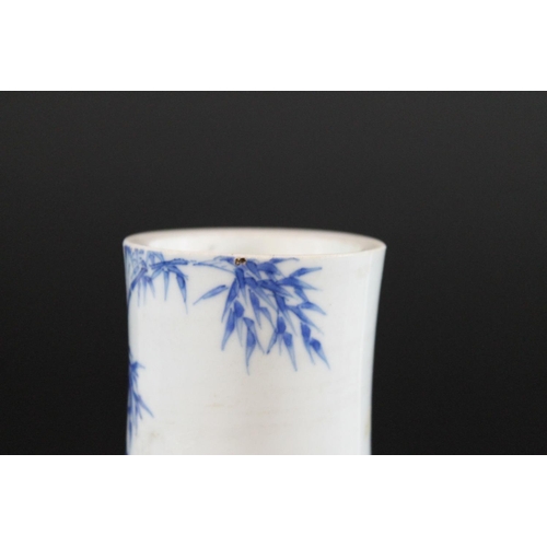 901 - 17THC CHINESE BLUE & WHITE TRANSITIONAL PORCELAIN VASE. A 17thc transitional vase with a slender tap... 