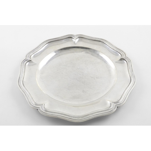 143 - A 20TH CENTURY FRENCH PLATE BY TIFFANY & CO. of shaped circular outline, with a moulded border, 950 ... 