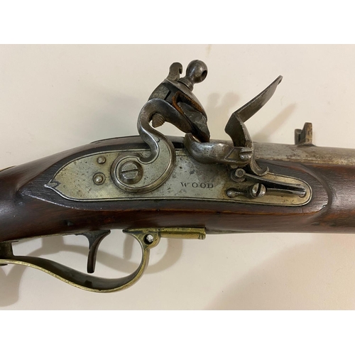 1 - AN EARLY 19TH CENTURY 'BAKER' TYPE RIFLE WITH ISSUE MARKS. A flintlock rifle with a 77cm rifled barr... 