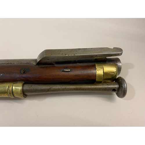 1 - AN EARLY 19TH CENTURY 'BAKER' TYPE RIFLE WITH ISSUE MARKS. A flintlock rifle with a 77cm rifled barr... 