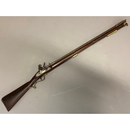 1 - AN EARLY 19TH CENTURY 'BAKER' TYPE RIFLE WITH ISSUE MARKS. A flintlock rifle with a 77cm rifled barr... 